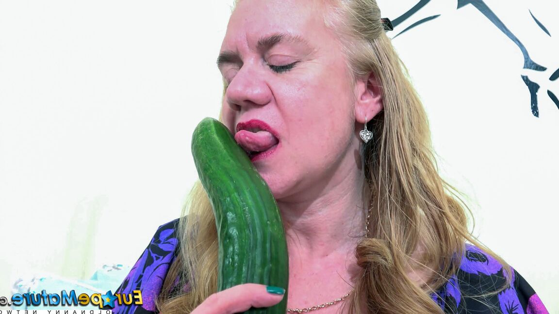 21P Vovó excêntrica Lily May masturba sua buceta com tesão com um pepino enorme