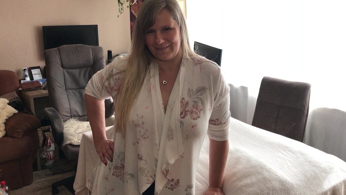 20P A loira de meia-idade Sweet Susi ostenta um creampie depois do sexo com seu massagista