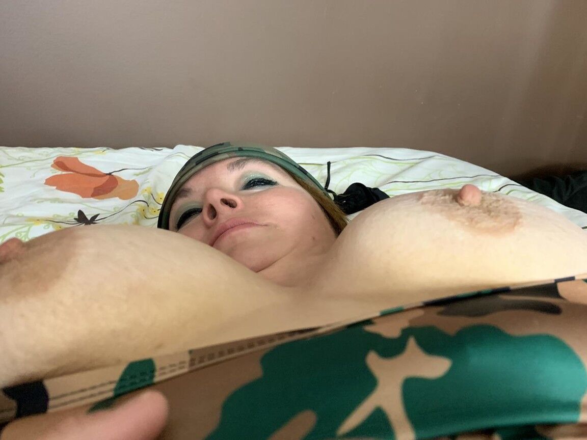16P Une amatrice en surpoids se gode le trou du cul pendant une action en solo sur son lit