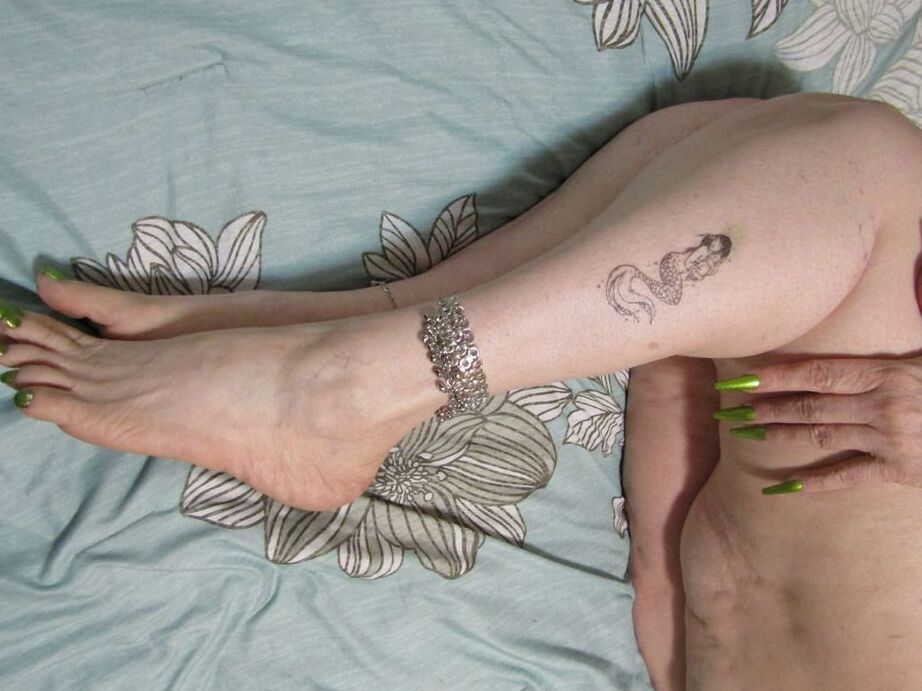 20P Nan Bunny Gram com excesso de peso ostenta cabelos tingidos enquanto se masturba na cama
