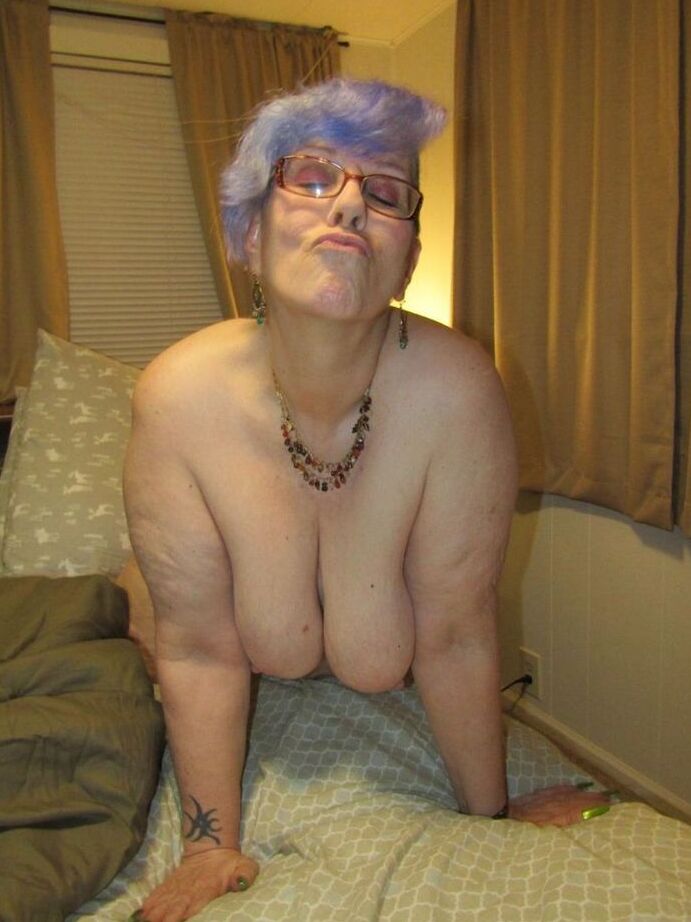 20P Nan Bunny Gram com excesso de peso ostenta cabelos tingidos enquanto se masturba na cama
