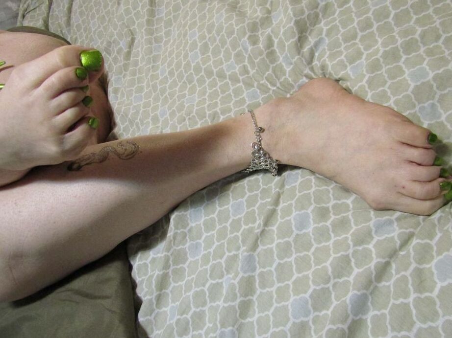 20P Nan Bunny Gram com excesso de peso ostenta cabelos tingidos enquanto se masturba na cama