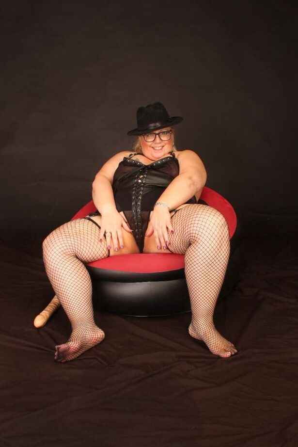 20P Obese blonde amateur Lexie Cummings wears a hat during vaginal insertions