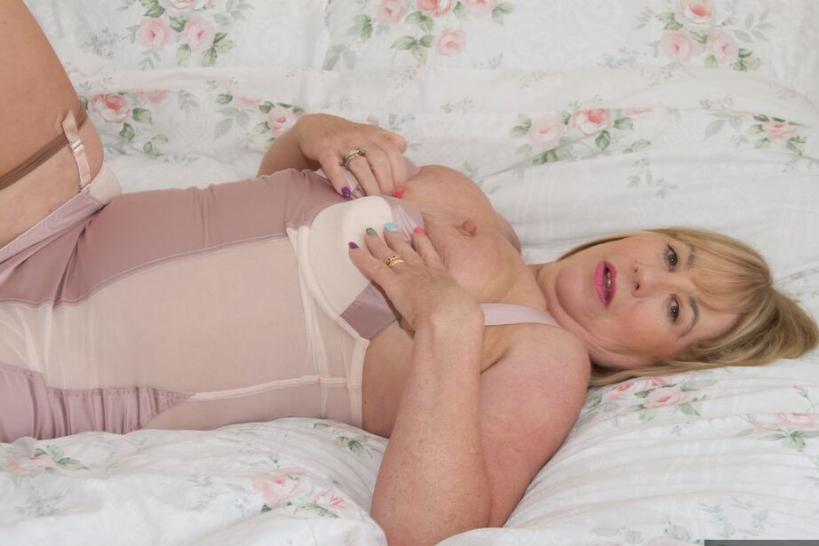 20P Madura británica Speedy Bee se masturba con faja