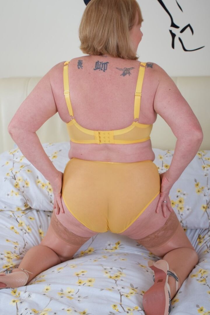 Die 16P reife britische Amateurin Speedy Bee fingert ihre Muschi auf einem Bett in hellbraunen Strümpfen