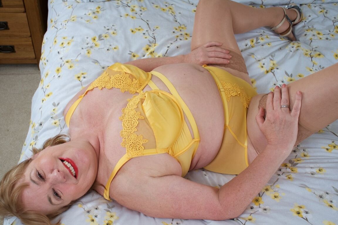 Die 16P reife britische Amateurin Speedy Bee fingert ihre Muschi auf einem Bett in hellbraunen Strümpfen