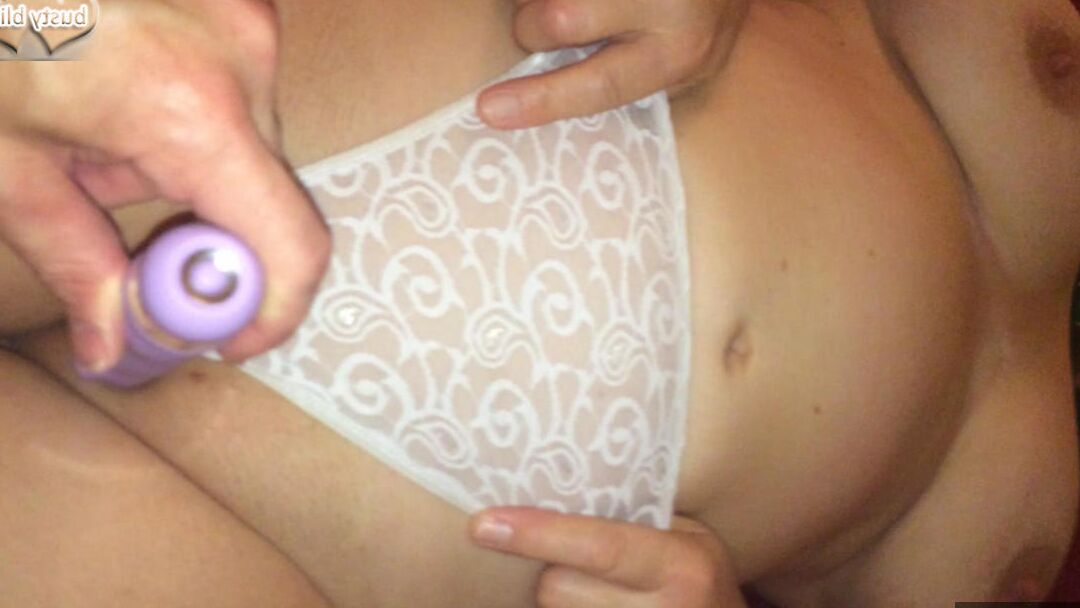 16P Amador mais velho Busty Bliss dá prazer a um pau durante a ação em close-up