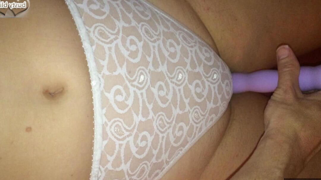 16P Amador mais velho Busty Bliss dá prazer a um pau durante a ação em close-up