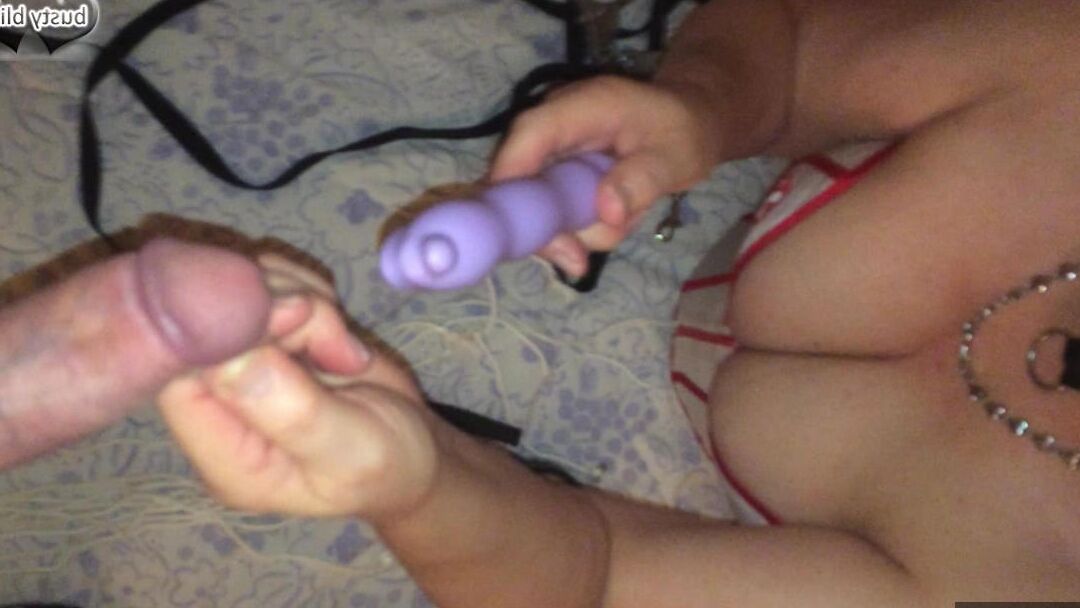 16P Amador mais velho Busty Bliss dá prazer a um pau durante a ação em close-up
