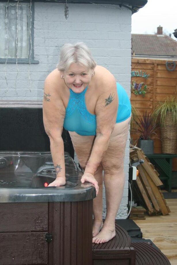 20P Old amateur frees tits and twat from tight dress before getting in hot tub