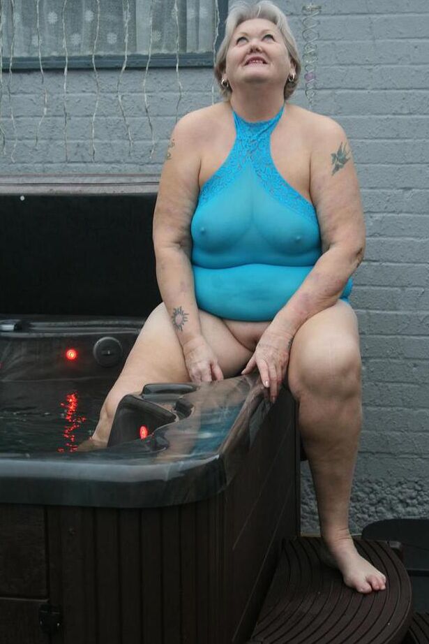 20P Old amateur frees tits and twat from tight dress before getting in hot tub