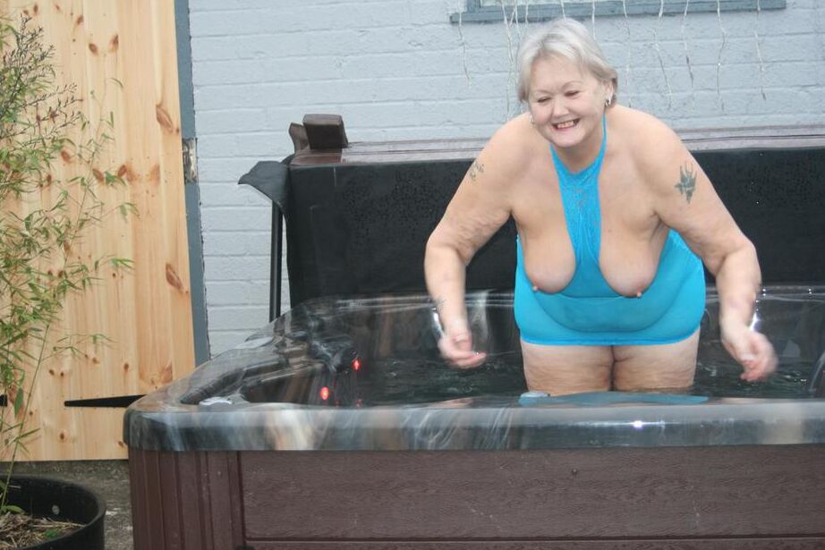 20P Old amateur frees tits and twat from tight dress before getting in hot tub