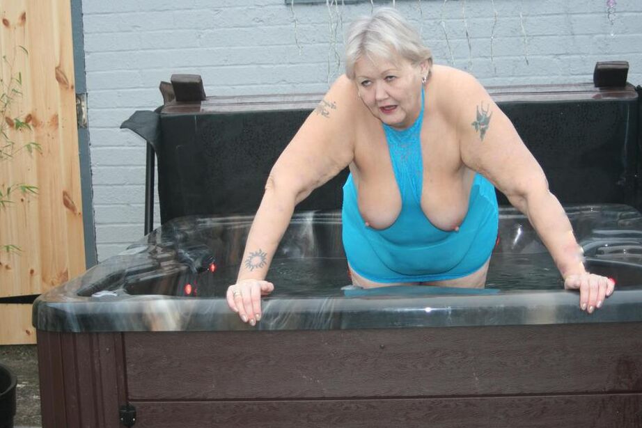 20P Old amateur frees tits and twat from tight dress before getting in hot tub