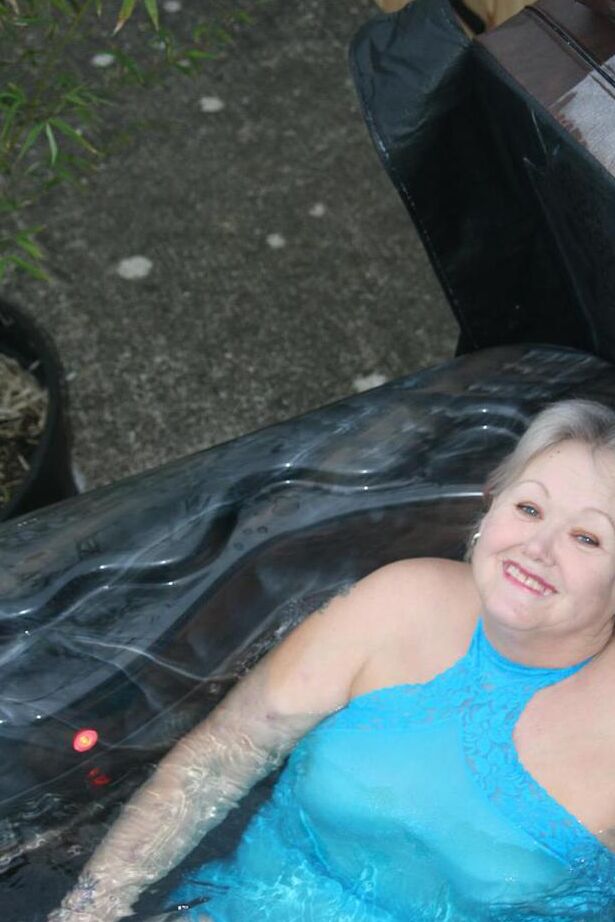 20P Old amateur frees tits and twat from tight dress before getting in hot tub