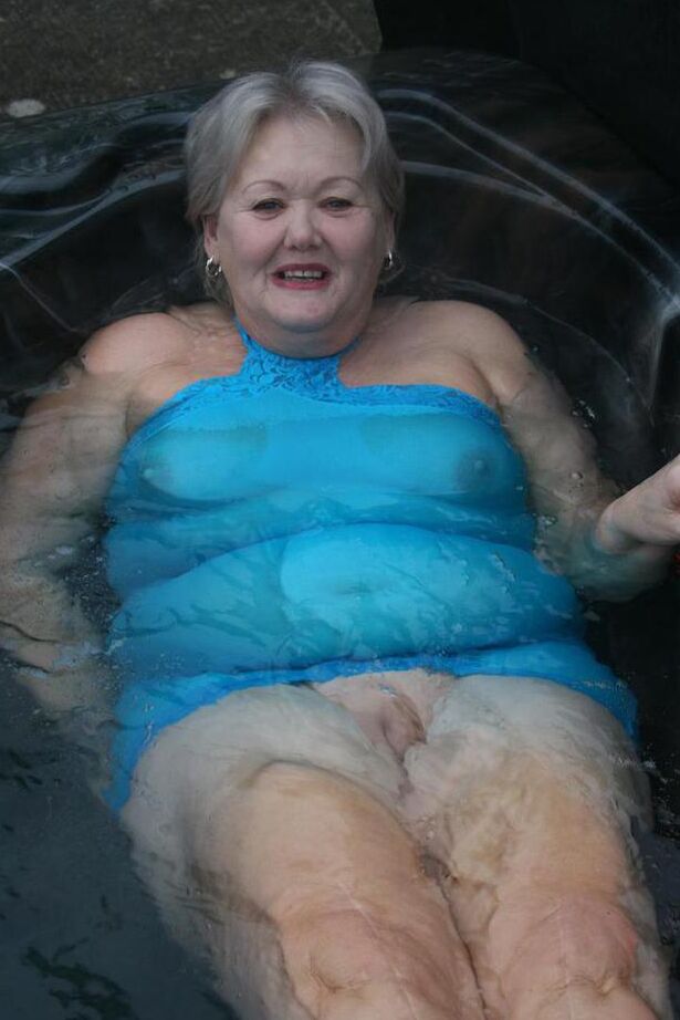 20P Old amateur frees tits and twat from tight dress before getting in hot tub