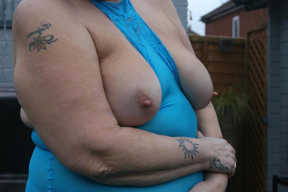20P Old amateur frees tits and twat from tight dress before getting in hot tub