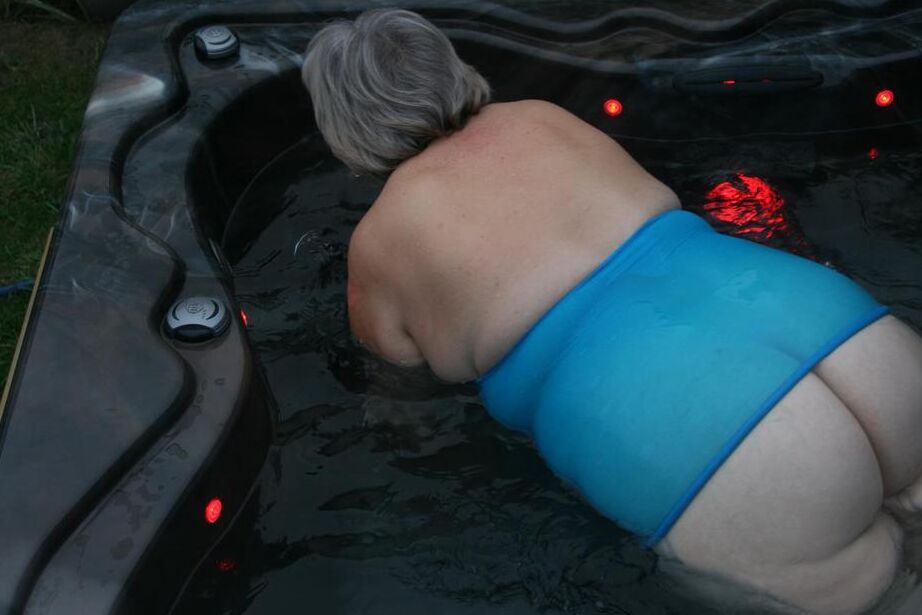 20P Old amateur frees tits and twat from tight dress before getting in hot tub
