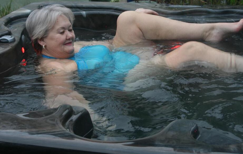 20P Old amateur frees tits and twat from tight dress before getting in hot tub