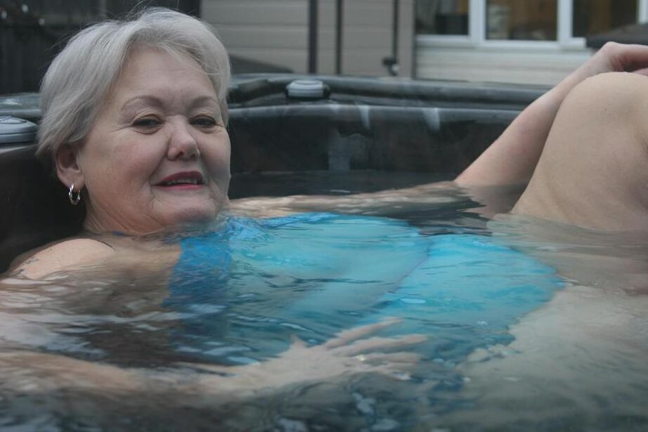 20P Old amateur frees tits and twat from tight dress before getting in hot tub
