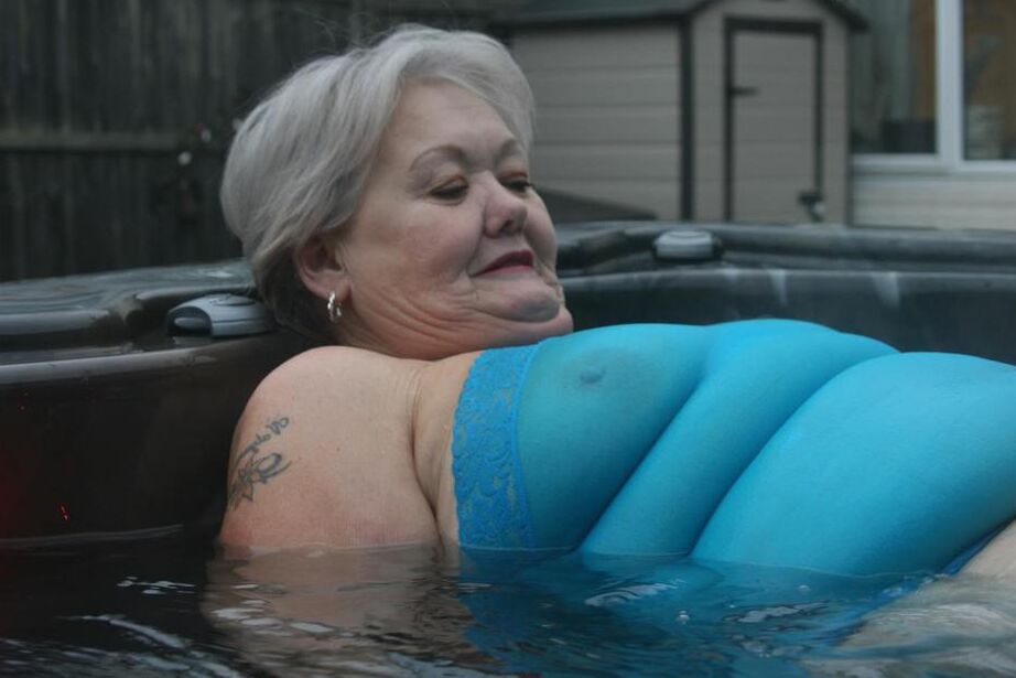 20P Old amateur frees tits and twat from tight dress before getting in hot tub