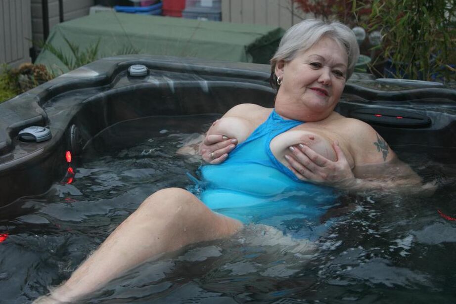 20P Old amateur frees tits and twat from tight dress before getting in hot tub