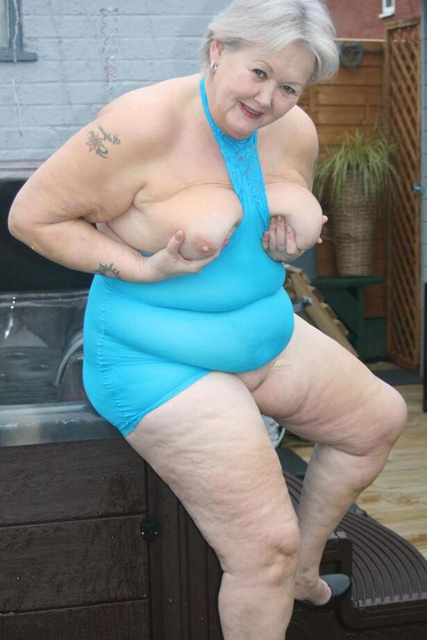 20P Old amateur frees tits and twat from tight dress before getting in hot tub