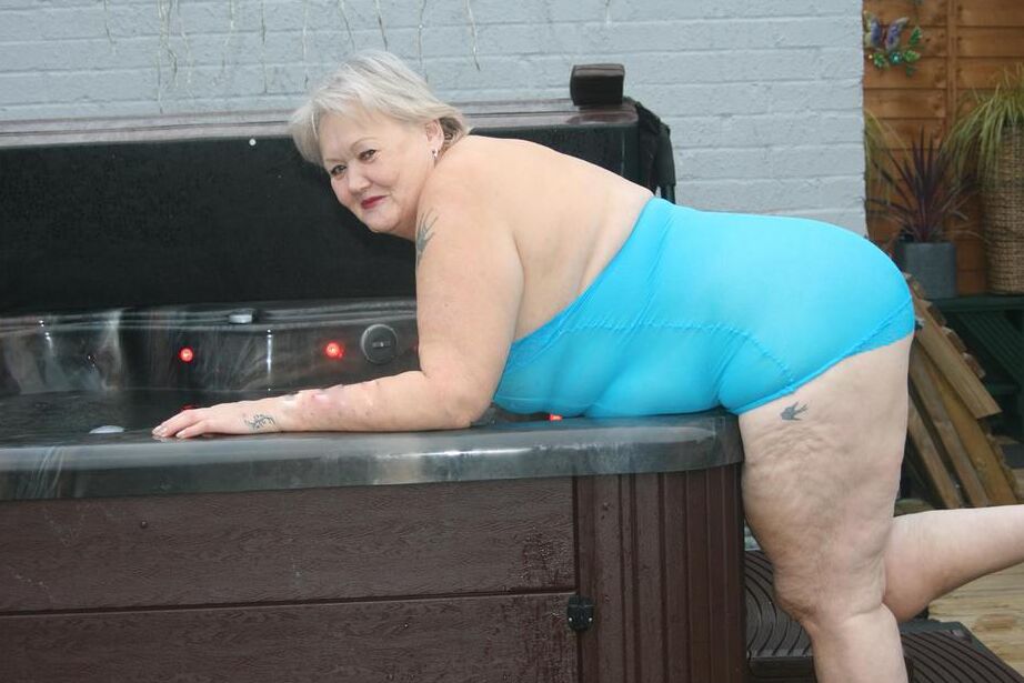 20P Old amateur frees tits and twat from tight dress before getting in hot tub