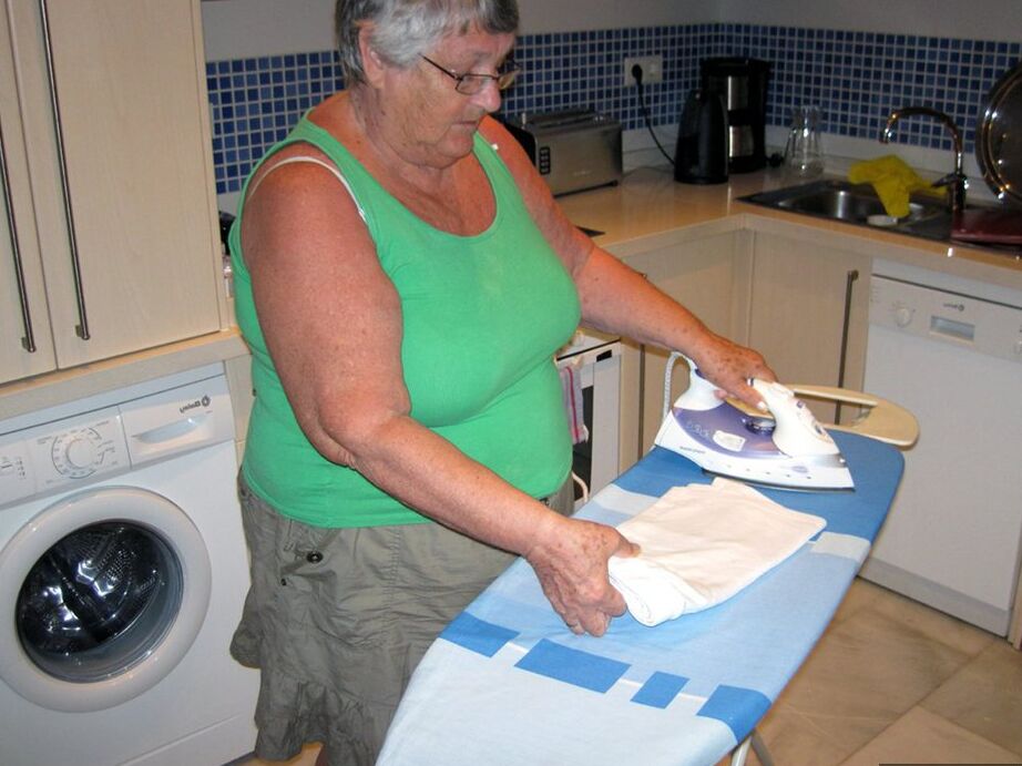 20P Oma britânica com excesso de peso, vovó Libby, expõe seus seios enquanto passa roupa