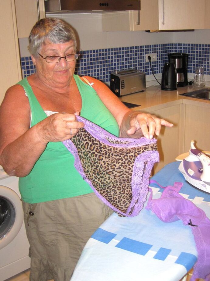 20P Oma britânica com excesso de peso, vovó Libby, expõe seus seios enquanto passa roupa