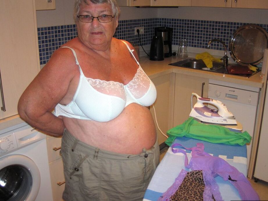 20P Oma britânica com excesso de peso, vovó Libby, expõe seus seios enquanto passa roupa