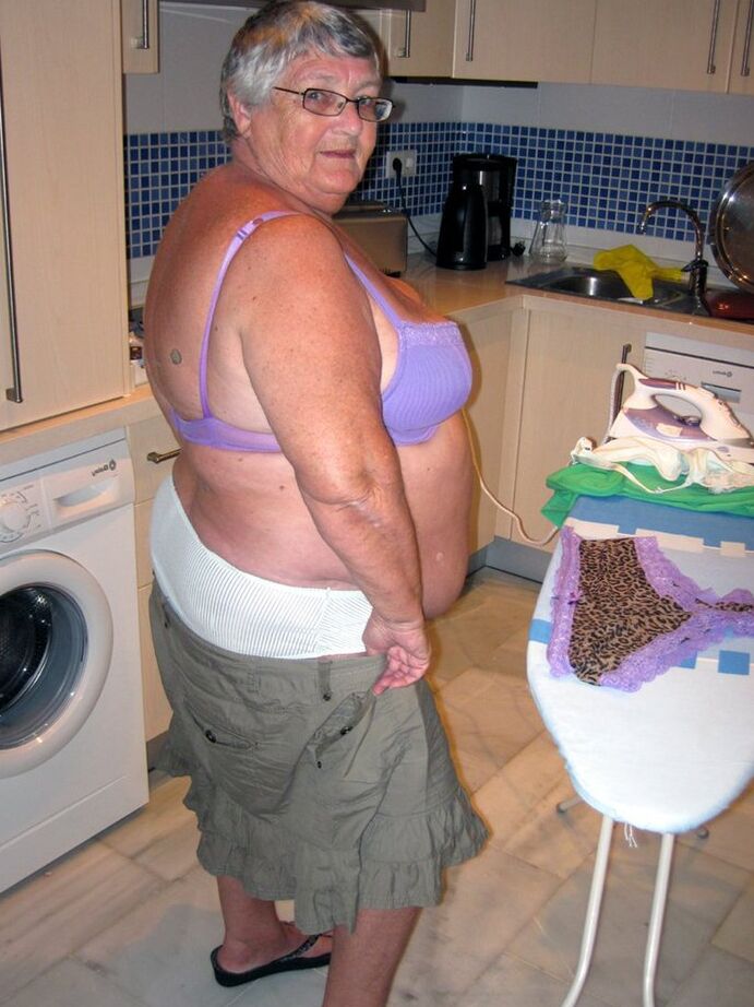20P Oma britânica com excesso de peso, vovó Libby, expõe seus seios enquanto passa roupa