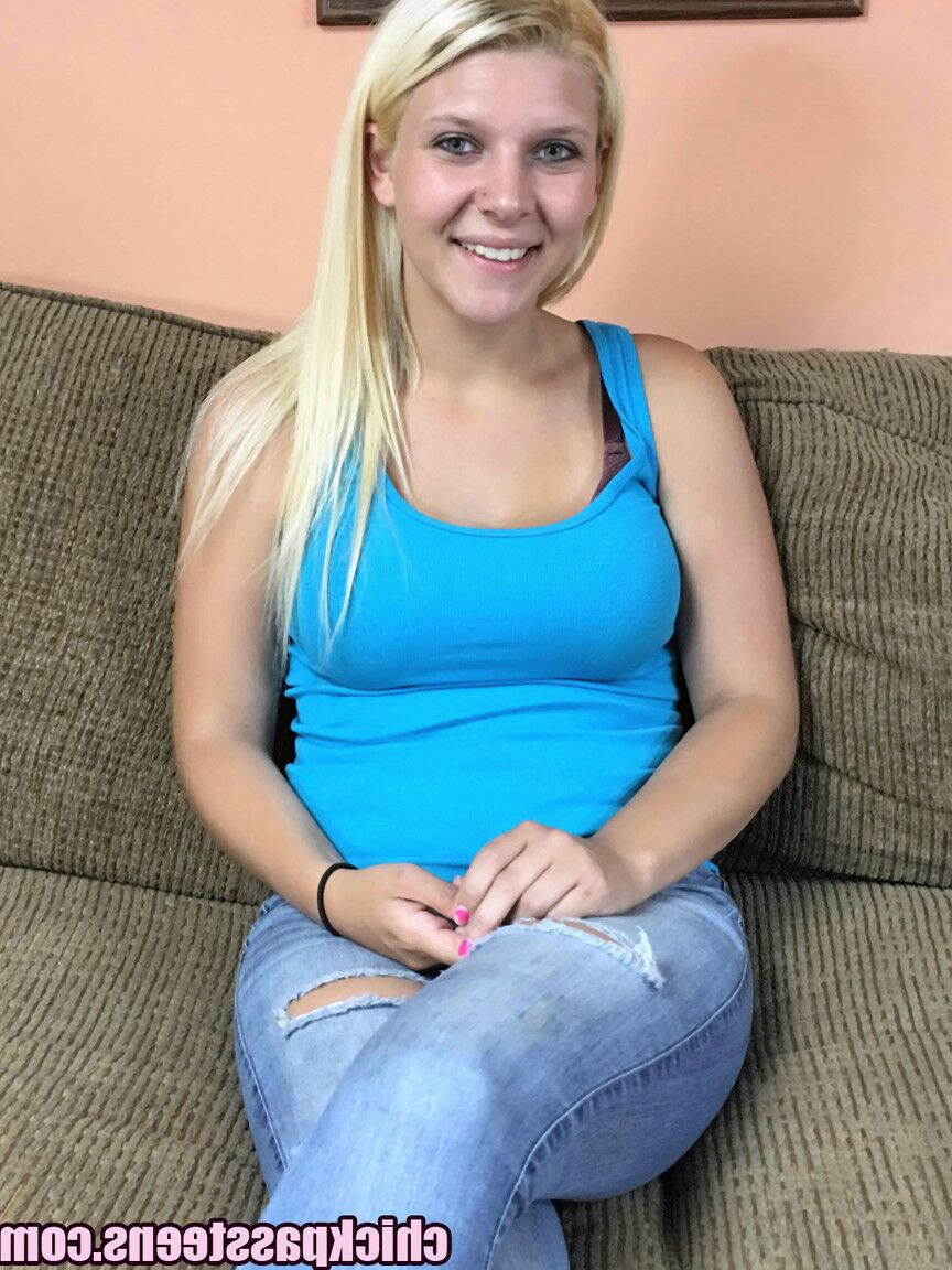 16P La rubia Brianna Stars desnuda sus tetas caídas