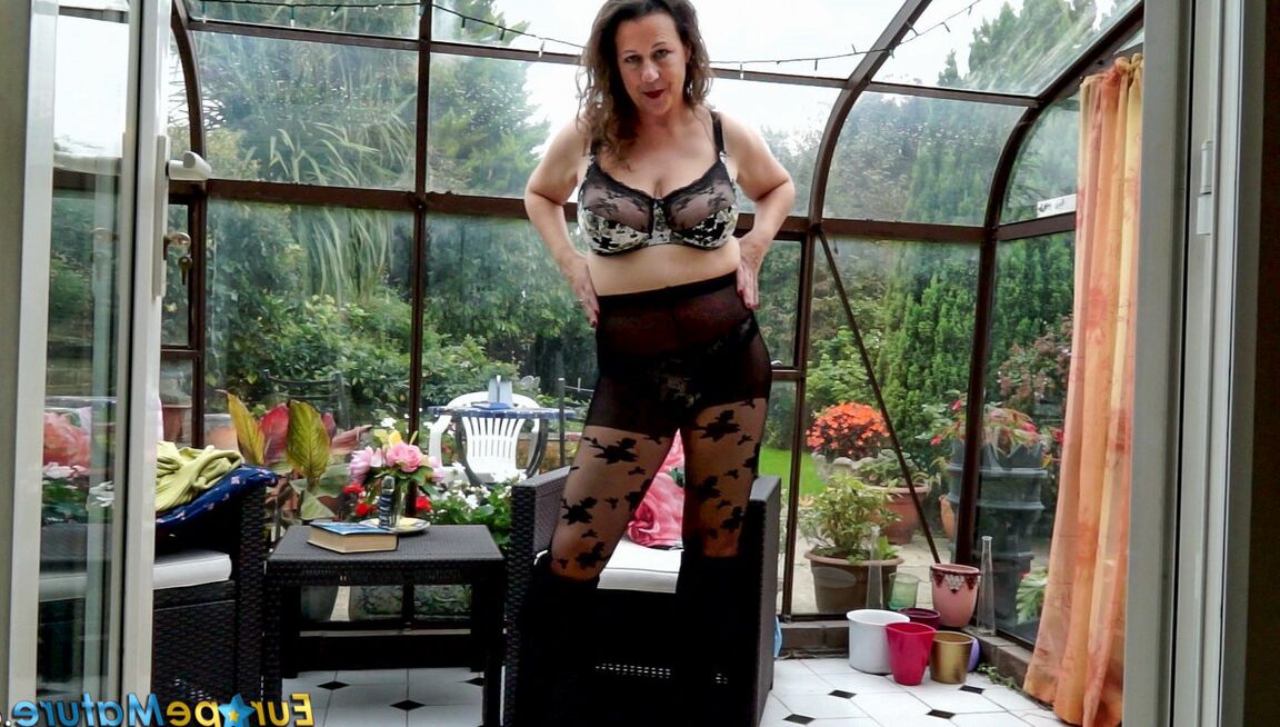 21P Lusty BBW Hana liberando seus peitos flácidos e brincando com seu buraco de amor maduro