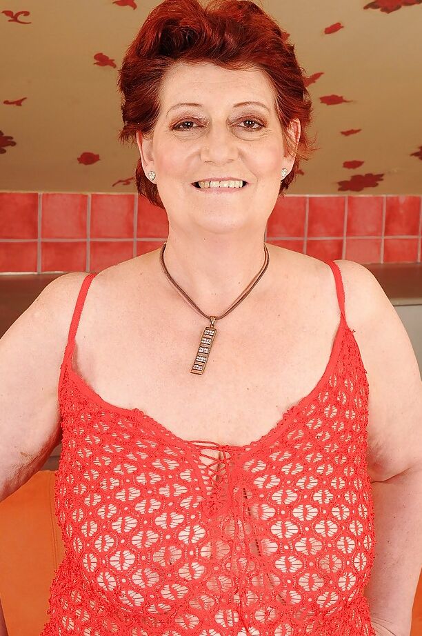 16P Abuela pelirroja gorda con grandes tetas flácidas quitándose la lencería
