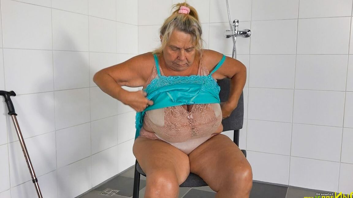 16P Une vieille femme aux gros seins se masturbe sous la douche