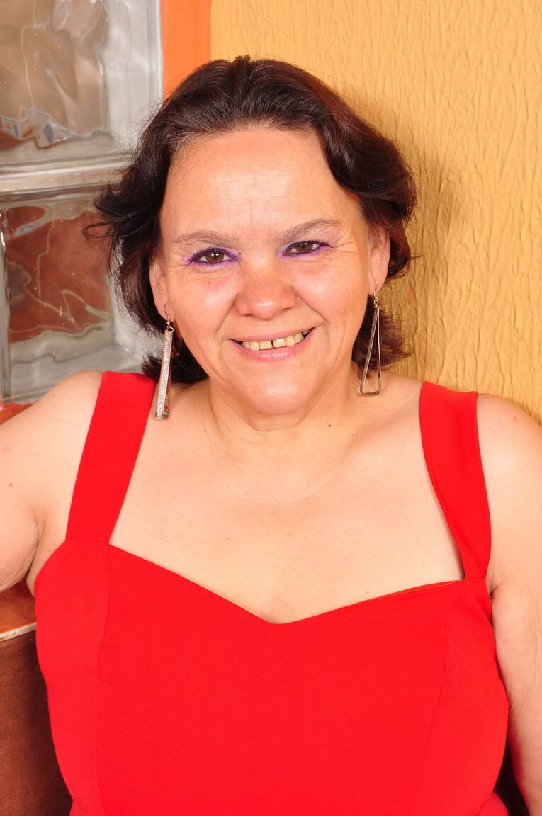 16P Dona de casa latina com excesso de peso tira o vestido vermelho para posar de lingerie e meia
