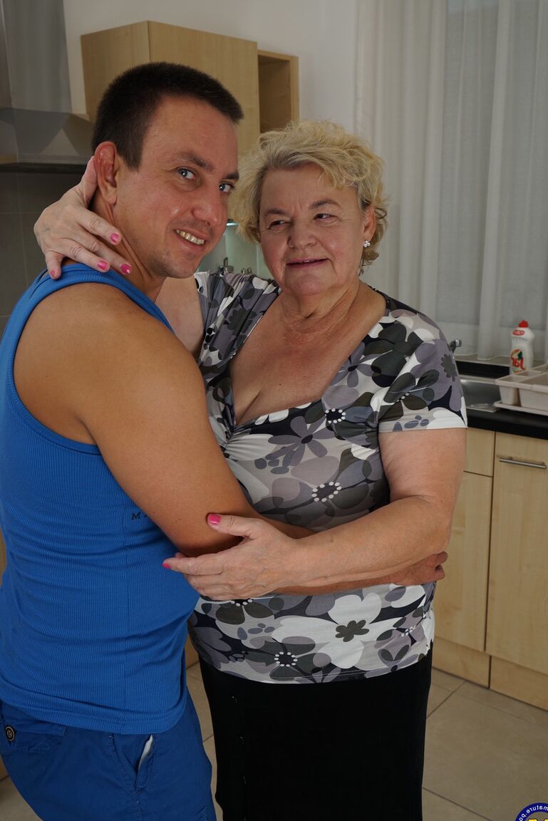 21P Juguetona madura BBW Haline recibe placer oral