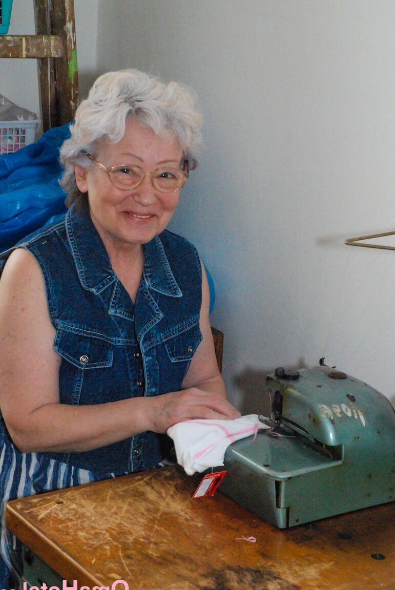 21P La abuela ansiosa de pollas Agnes complaciendo su coño peludo con un consolador