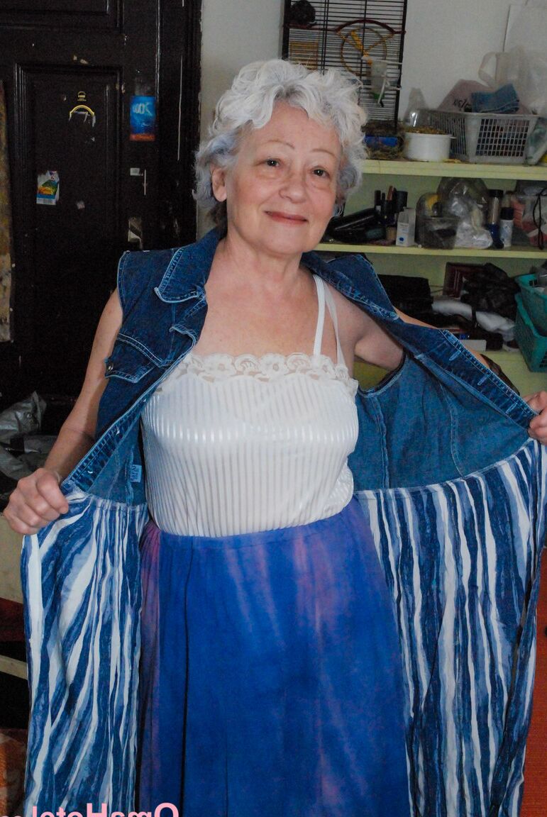 21P La abuela ansiosa de pollas Agnes complaciendo su coño peludo con un consolador
