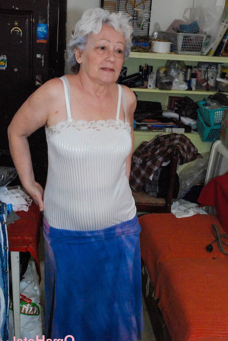 21P La abuela ansiosa de pollas Agnes complaciendo su coño peludo con un consolador