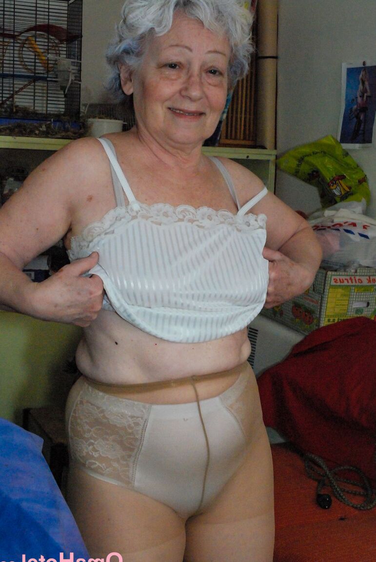 21P La abuela ansiosa de pollas Agnes complaciendo su coño peludo con un consolador