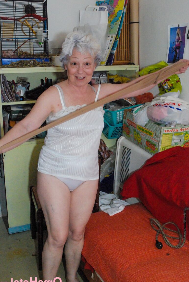 21P La abuela ansiosa de pollas Agnes complaciendo su coño peludo con un consolador
