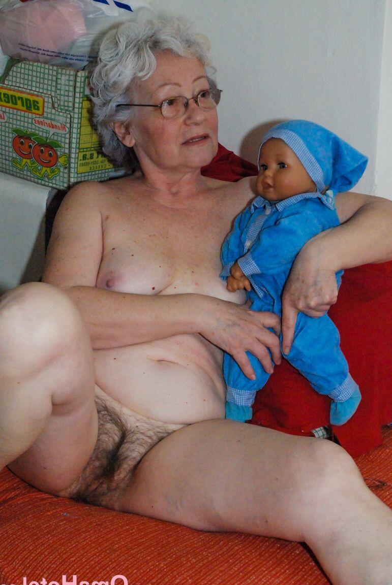21P La abuela ansiosa de pollas Agnes complaciendo su coño peludo con un consolador