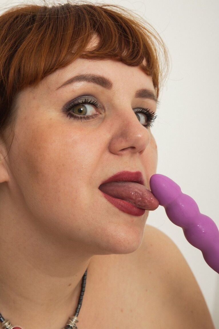 21P La gorda amateur Katrin Porto presenta sus grandes tetas y juega con su vagina peluda