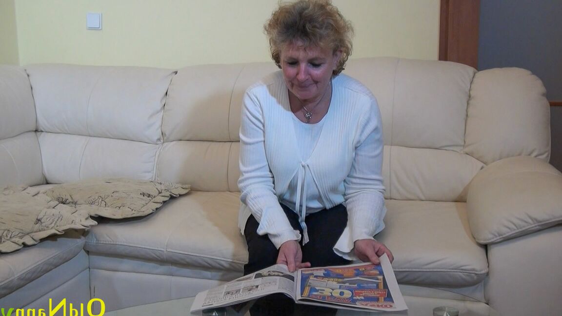 21P La abuela tetona Eva N se mete un juguete naranja en el coño y se lo folla
