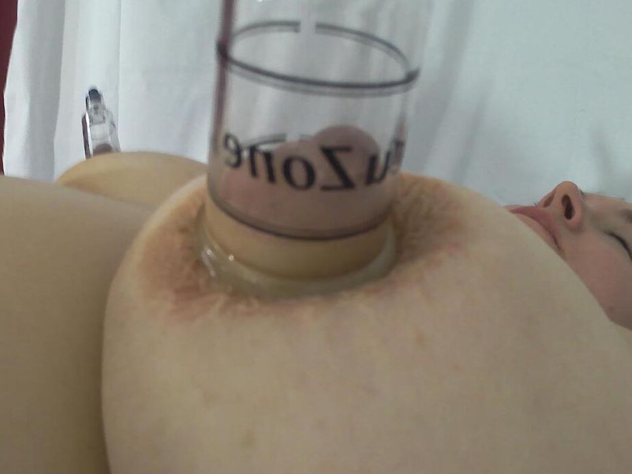 20P Amadora obesa cuida de sua vagina com tesão enquanto está nua na cama