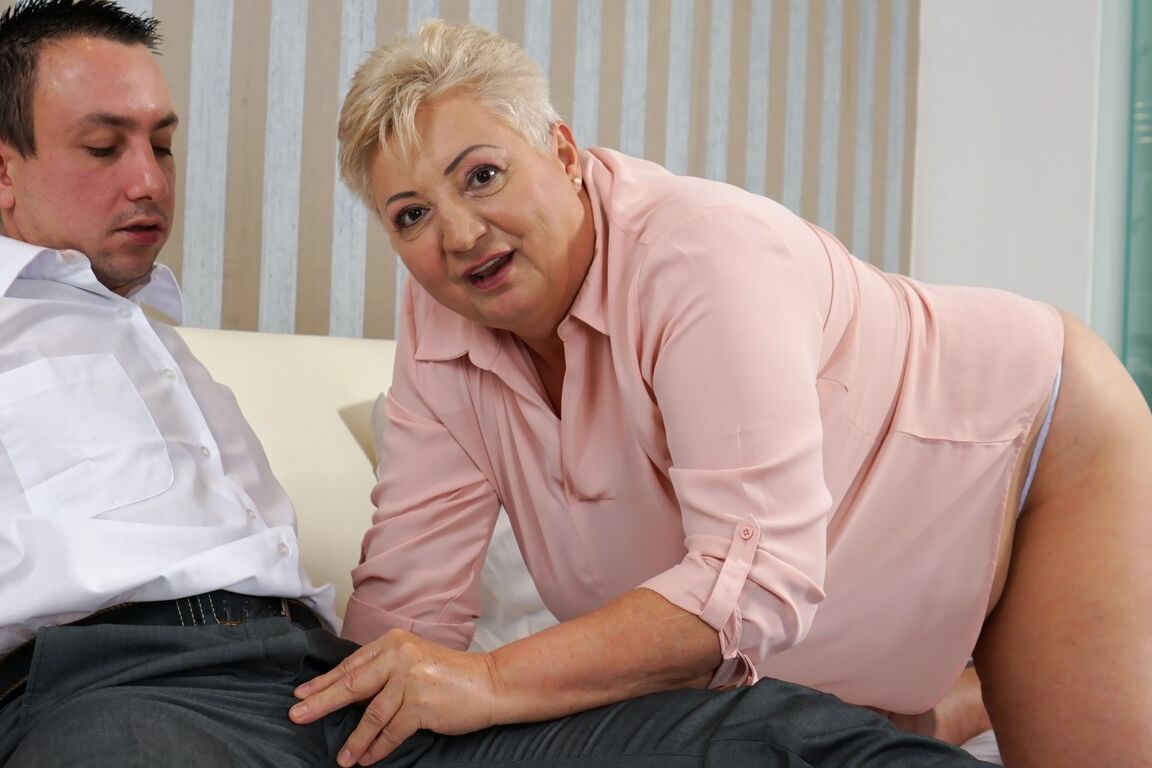 15P Vieja gorda con short y su joven amante experimentan con sexo duro