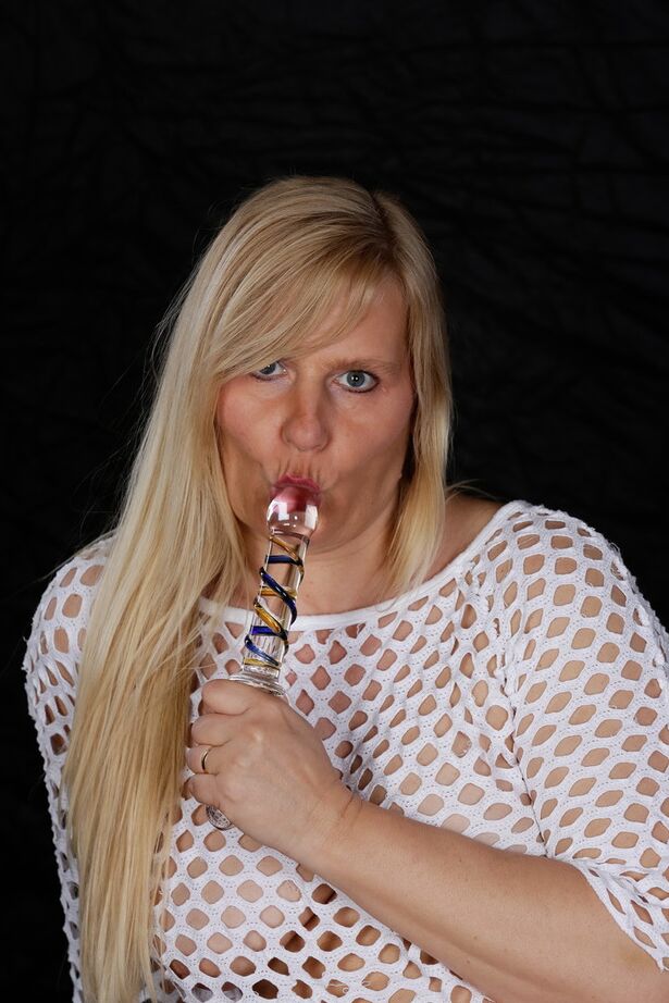 Die 20P europäische Amateurin Sweet Susi fickt ihre cremige Muschi bei Solo-Action mit einem Dildo