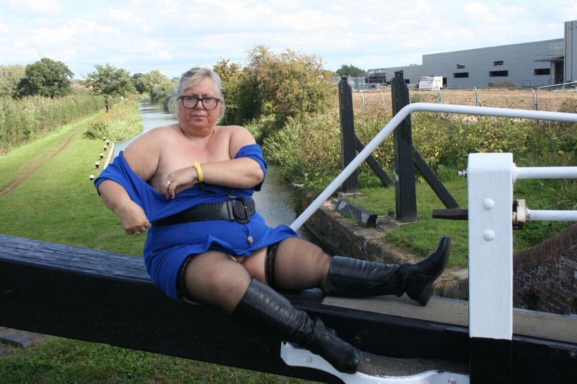 16P A britânica obesa Lexie Cummings consola sua buceta em uma área de conservação