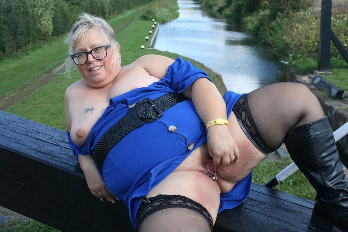 16P A britânica obesa Lexie Cummings consola sua buceta em uma área de conservação